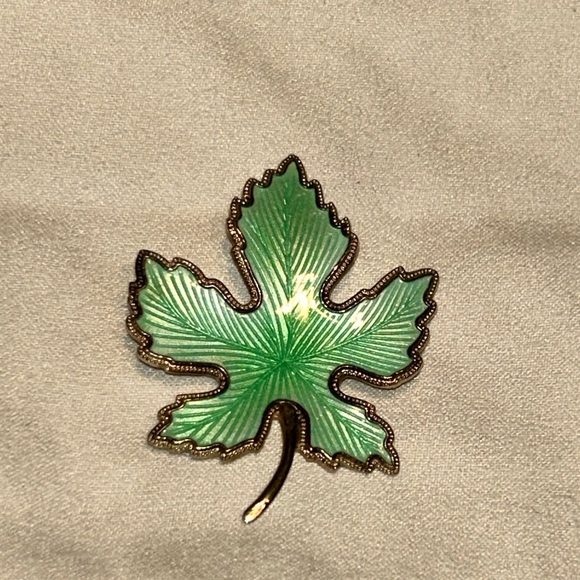 green maple leaf enamled brooch pin - Picture 2 of 4